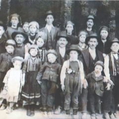 Comuna Colebina Ceatalgea, Cadrilater, 1938, familia Papacu. În centru, bunicul Zicu și bunica Maria, alături de familiile fiilor lor, Tașcu, Nicolae, Stere și Dumitru