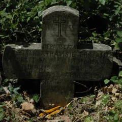Cruci inscripționate în limba română ale celor doi preoți de până la 1913, din Huma, azi în Macedonia de Nord, precum și a unui român meglenit