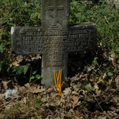 Cruci inscripționate în limba română ale celor doi preoți de până la 1913, din Huma, azi în Macedonia de Nord, precum și a unui român meglenit