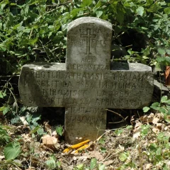 Cruci inscripționate în limba română ale celor doi preoți de până la 1913, din Huma, azi în Macedonia de Nord, precum și a unui român meglenit