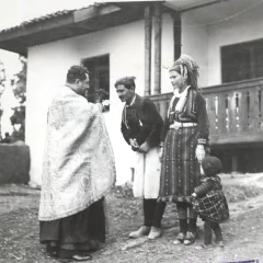 Sfințirea casei de colonist aromân din localitatea Regina Maria – Caliacra, construită în Muzeul satului românesc, 1936
