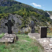 Morminte amplasate lângă biserică