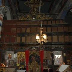 Biserica «Sf. Pantelimon» din Huma, Macedonia de Nord; coloanele sunt pictate tricolor, cu roșu, galben, albastru