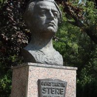 Bustul lui Constantin Stere din curtea muzeului