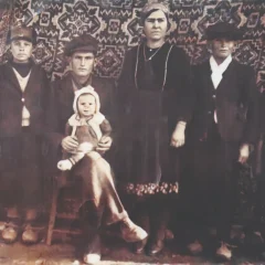 Comuna Gârlița, jud. Constanța, 1946. Familia lui Stere Papacu: Sotir, Mihai, în brațe cu Nacu, la 6 luni , Aurica, soția lui Mihai, Zicu și Steriana. Arhiva Nacu Papacu