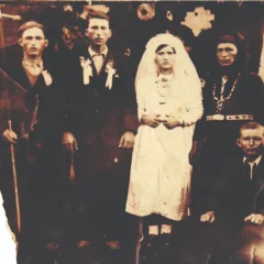 Gârlița, 1945. Mihai Papacu, nun, Zicu Brova, Țal Zica Brova, Ecaterina Papacu, nună, Zicu Papacu