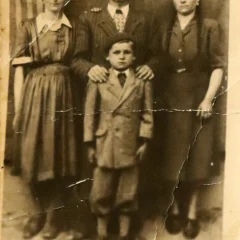 Măzăreni, 1953. Steriana Papacu, Sotir Papacu cu logodnica sa, Iana Ecea și Nacu Papacu, elev în clasa I