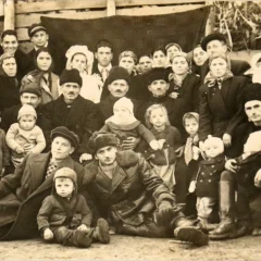 Măzăreni, 1959. Nunta Soficăi, fiica lui Dumitru Papacu. În centru, cei patru frați Papacu: Tașcu, Nicolae, Stere și Dumitru cu familiile lor. Sus, cu șapcă de elev, Nacu Papacu