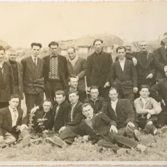 Măzăreni, 1957. Nuntă în sat: frații și verișorii lui Nacu Papacu, alături de alți consăteni. În spate, se văd casele acoperite cu paie