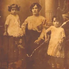 Bunica maternă a lui
Mihai Toti, alături de Ana Constanța, mama lui, în dreapta, și de Cleopatra, în stânga