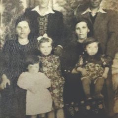 Marica Papacu și sora ei, împreună cu soții și copiii