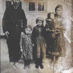 Tatăl Maricăi Papacu, Costea Gheorghe, cu soția și copiii