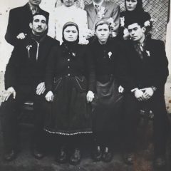 Nunta 1955-1956, în Măzăreni. În centru, mirii Zicu și Adela Papacu, împreună cu nașii Matei și Marica Papacu (în doliu, după sora ei); jos, Costea și Sultana Gudu (cumnatul și sora lui Matei Papacu), Stoica și Atanase Papacu (cumnata și fratele lui Matei Papacu)