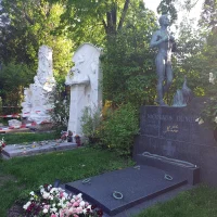 Monumentul funerar al lui Nikolaus Dumba, aflată în Cimitirul din Viena lângă mornmintele lui Johan Strauss și Ludwig van Beethowen