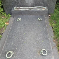 Piatra funerară de pe  mormântul lui Nikolaus Dumba