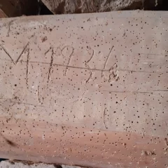 Inițialele proprietarului și anul terminării construcției, pe o bârnă a unei case de colonist macedoromân din Vetren, Bulgaria