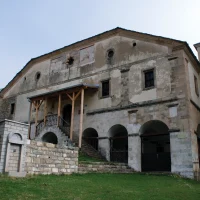 Intrarea în biserica „Sfânta Parachiva”